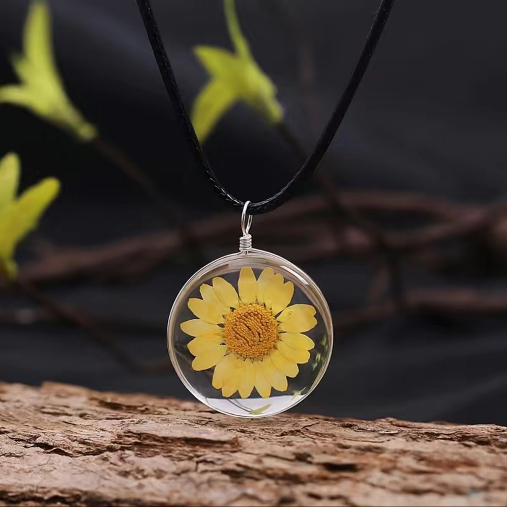 Round Shape Pendant Necklace Inlaid Dried Flower Dainty Chain Necklace Handmade